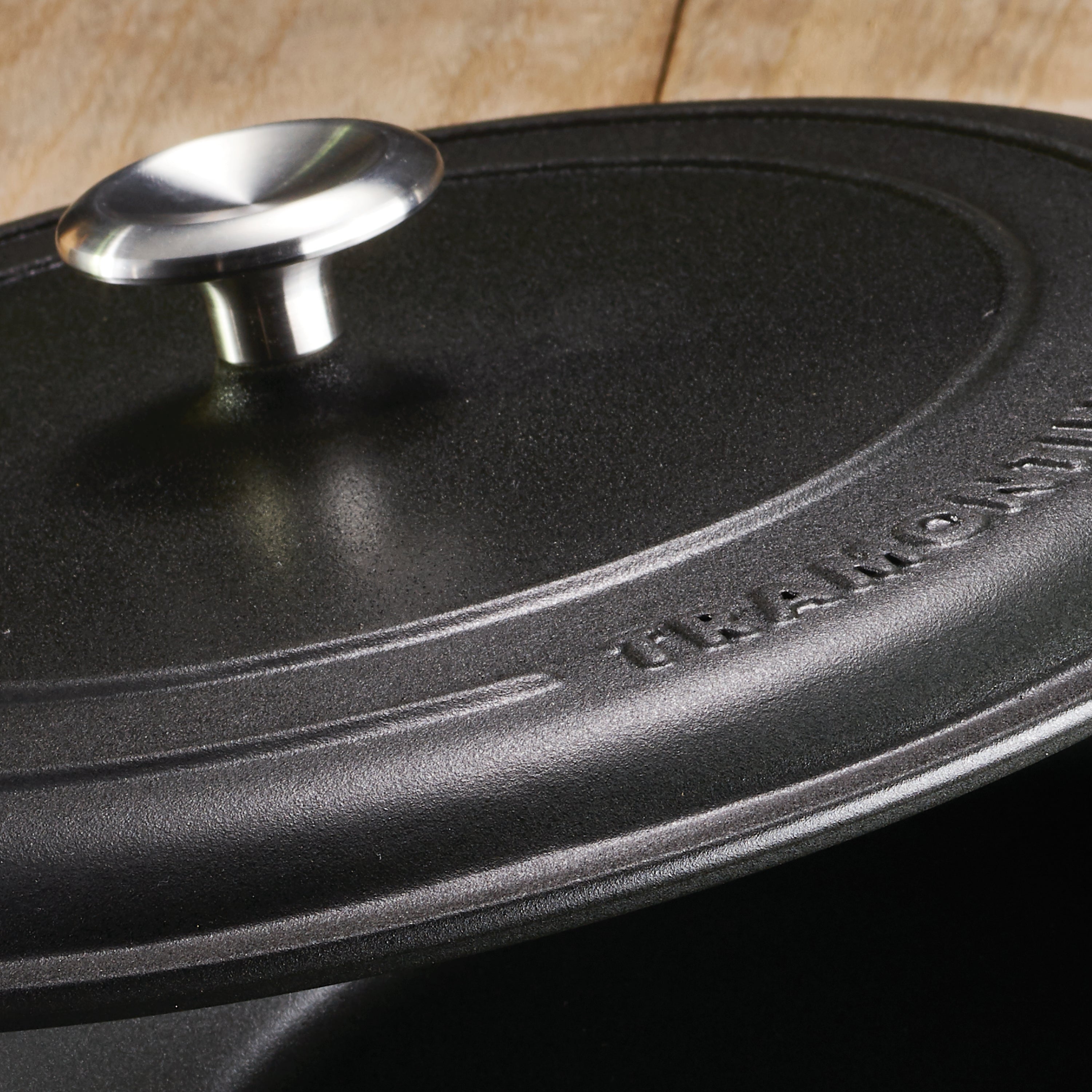 tramontina-12-5-inch-pre-seasoned-cast-iron-covered-skillet-with-self-basting-li image 7