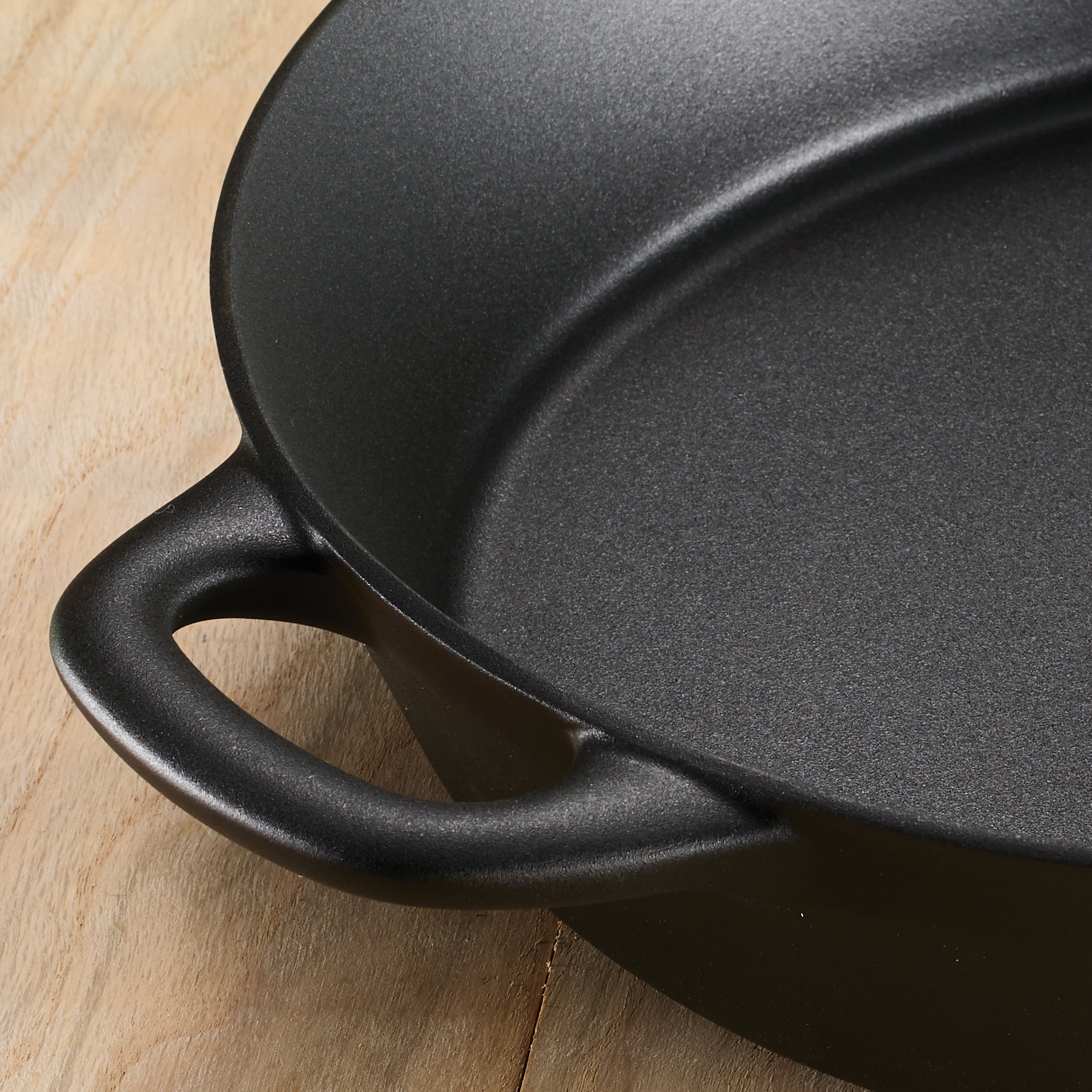 tramontina-12-5-inch-pre-seasoned-cast-iron-covered-skillet-with-self-basting-li image 2
