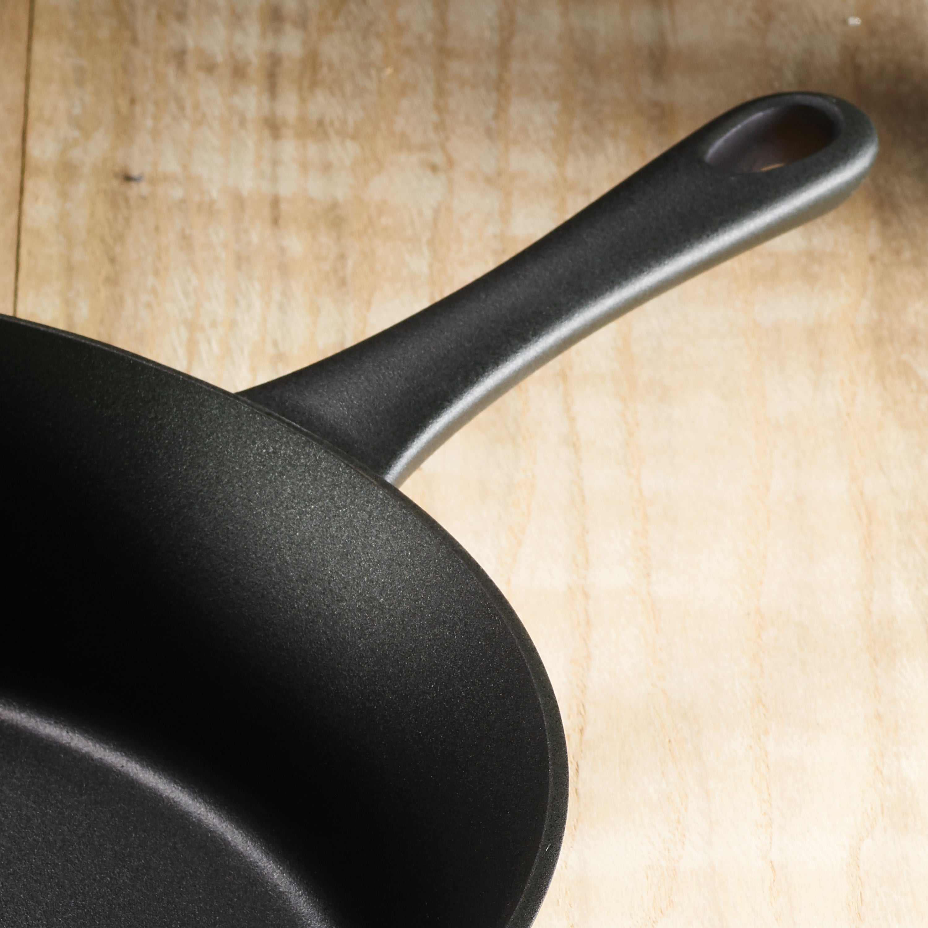 tramontina-12-5-inch-pre-seasoned-cast-iron-covered-skillet-with-self-basting-li image 4