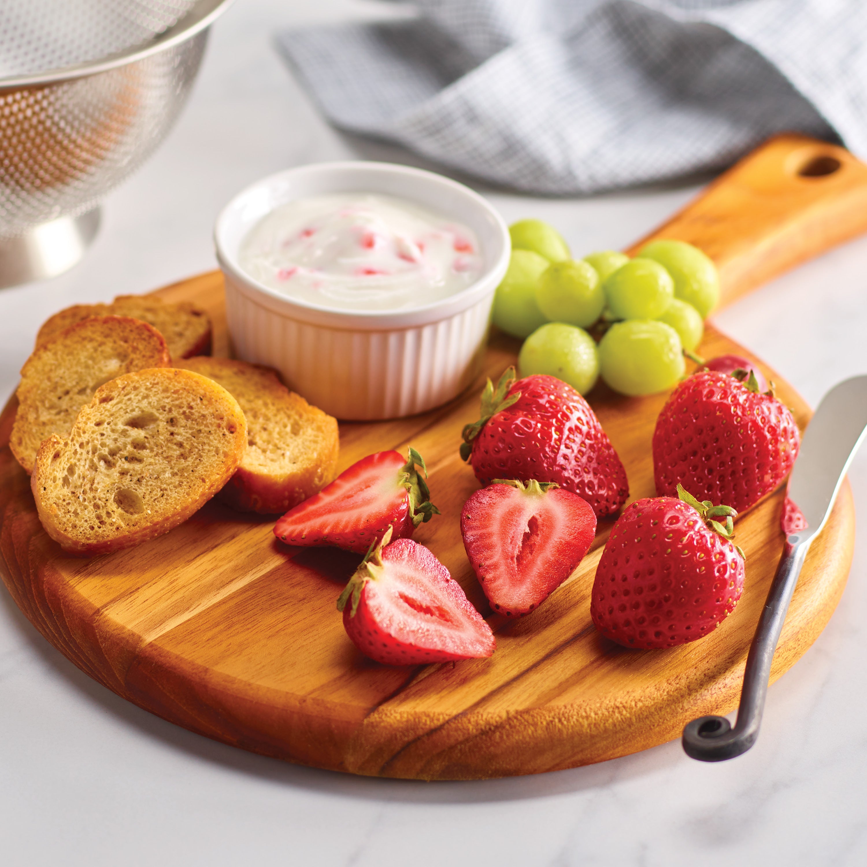 tramontina-13-25-x-9-inch-teak-wood-round-cutting-board-with-handle image 2