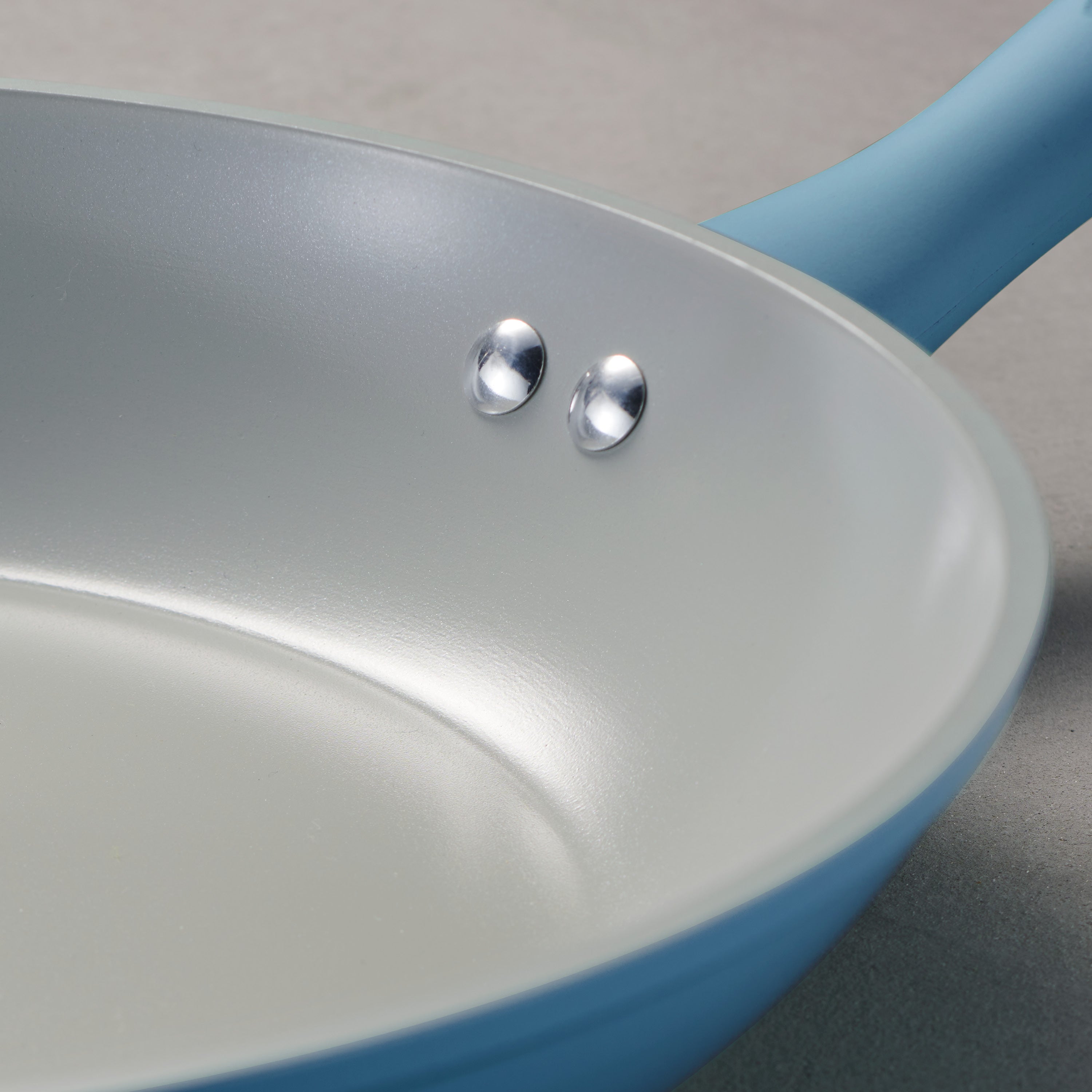 tramontina-solara-10-inch-and-12-inch-aluminum-saute-pans-ceramic-nonstick-set image 4