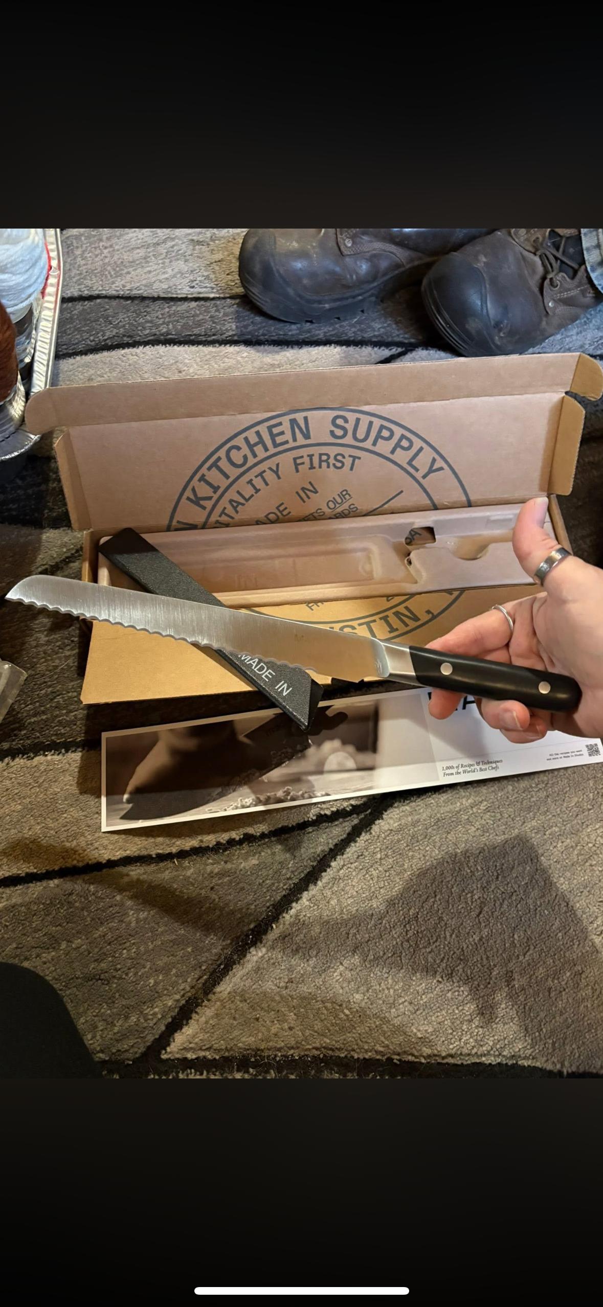 Great knife, minor grip quibble
