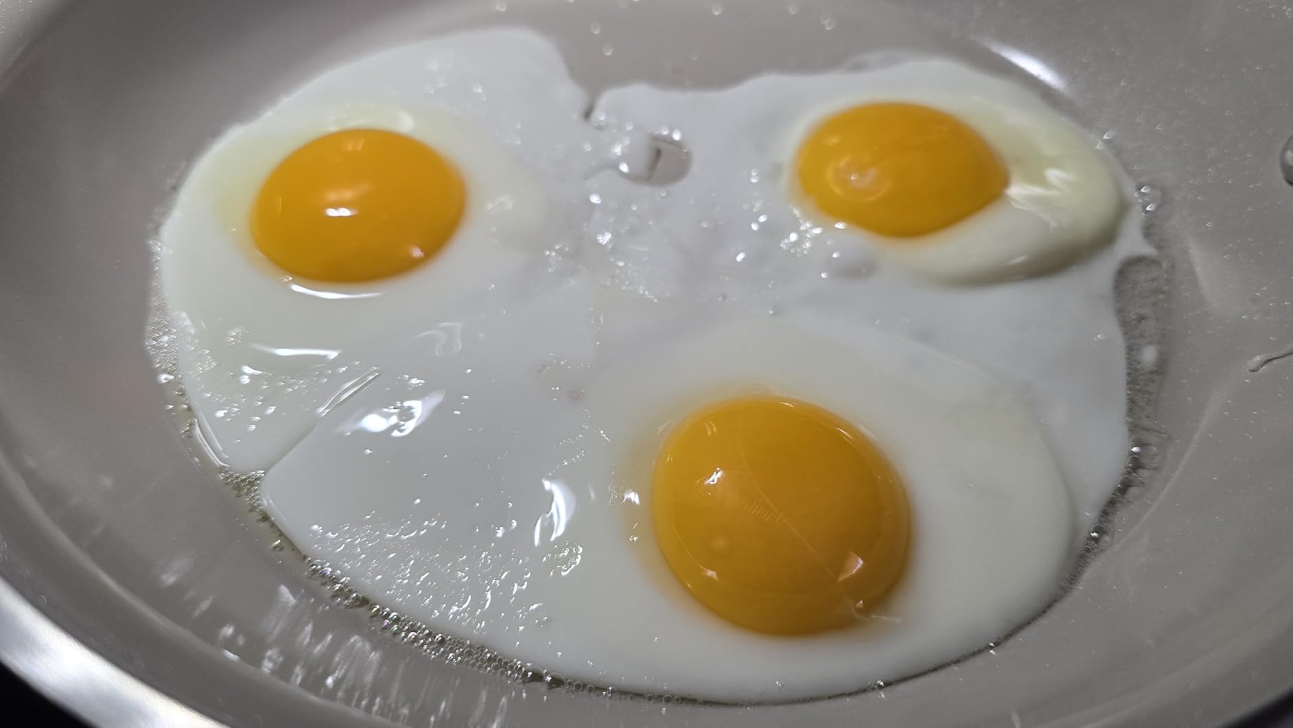 Eggs slide right off