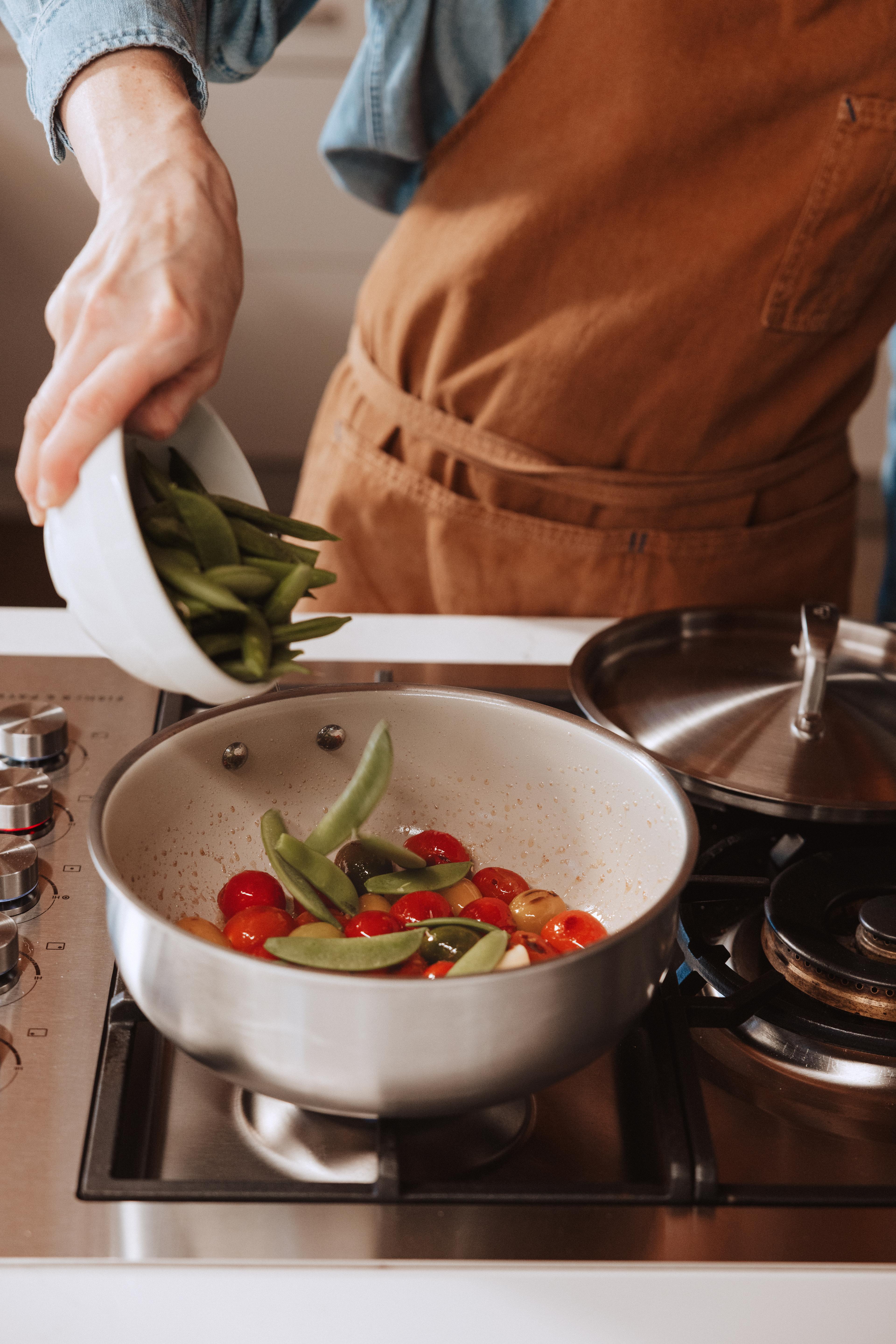 made-in-ceramiclad-2-0-non-stick-saucier-rounded-cornerless-stainless-clad-sauce image 3