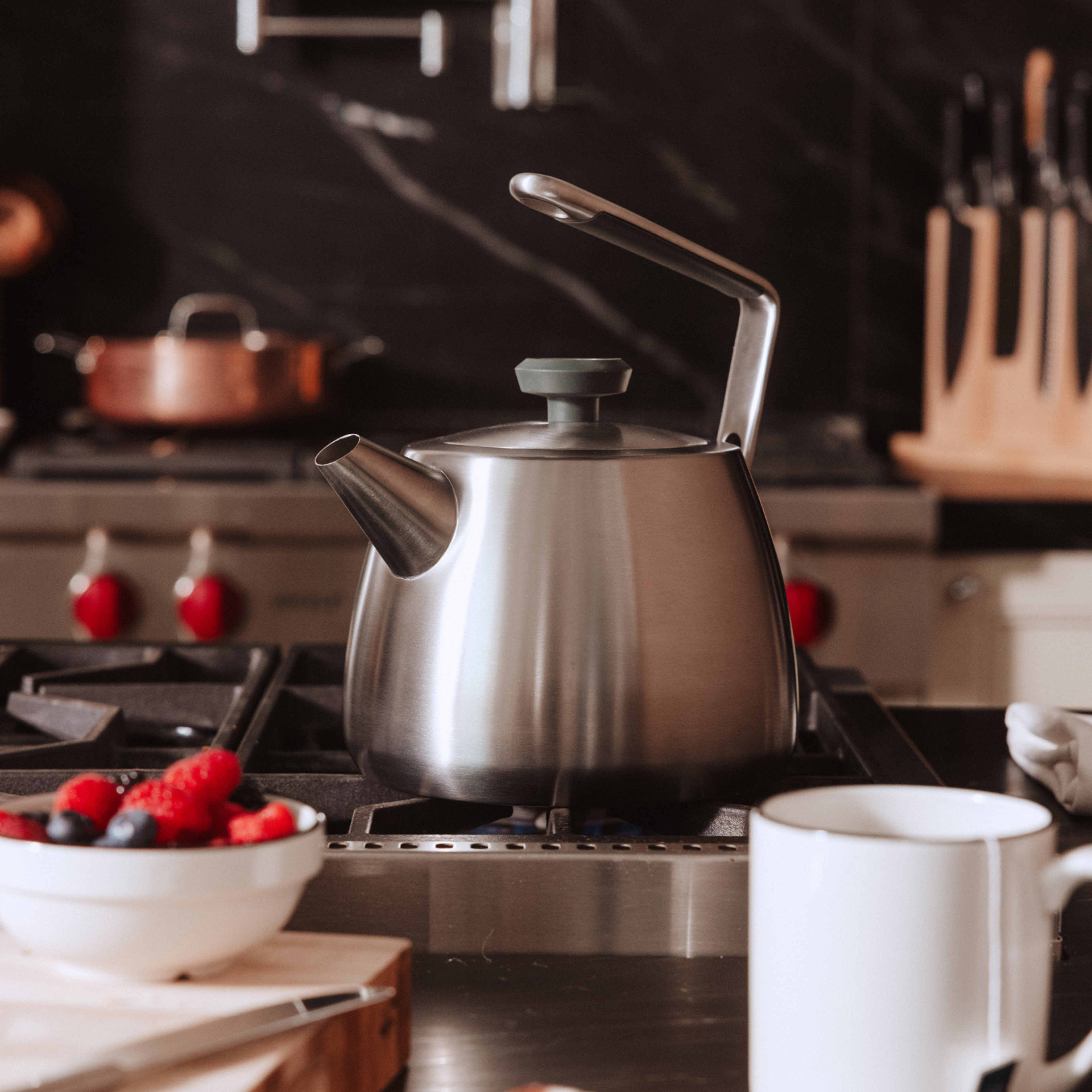 made-in-kettle-whistling-stovetop-tea-kettle-with-built-in-temperature-gauge image 3