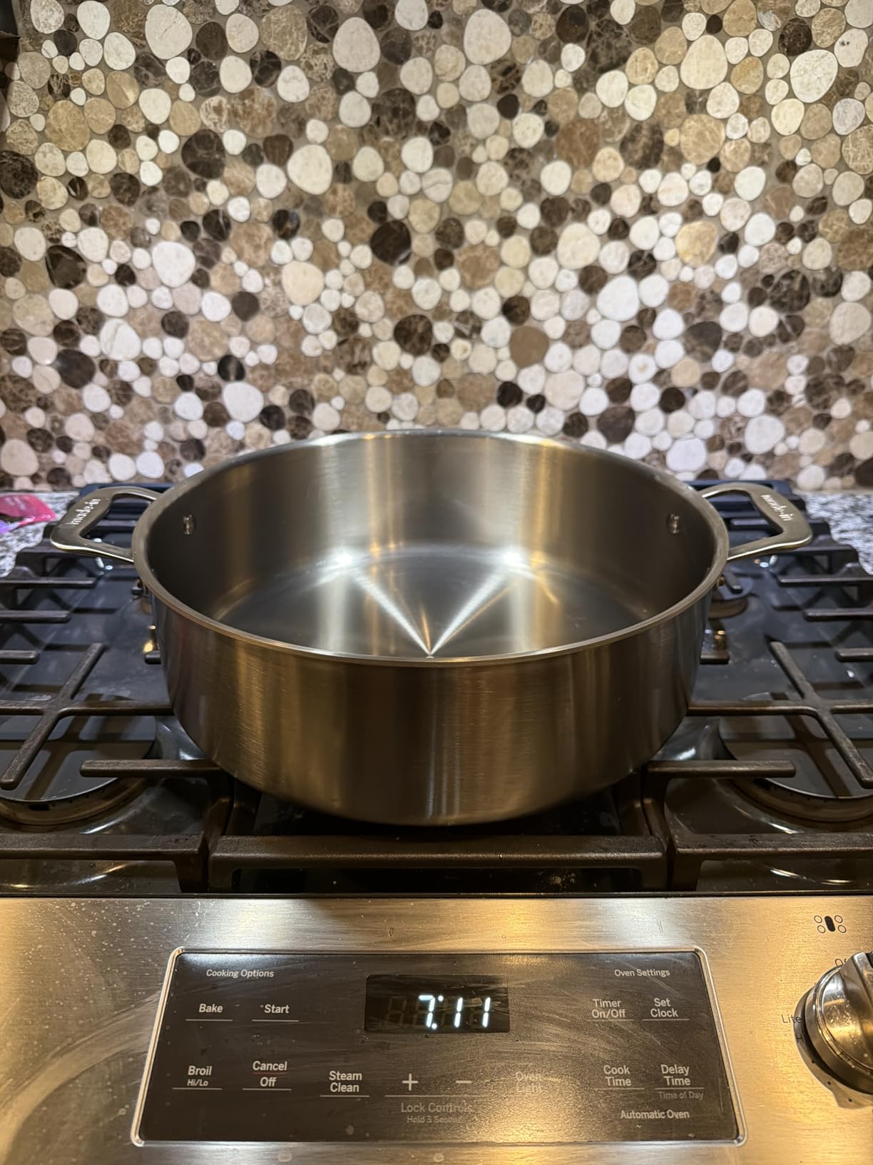 Good pot, lid handle gets hot