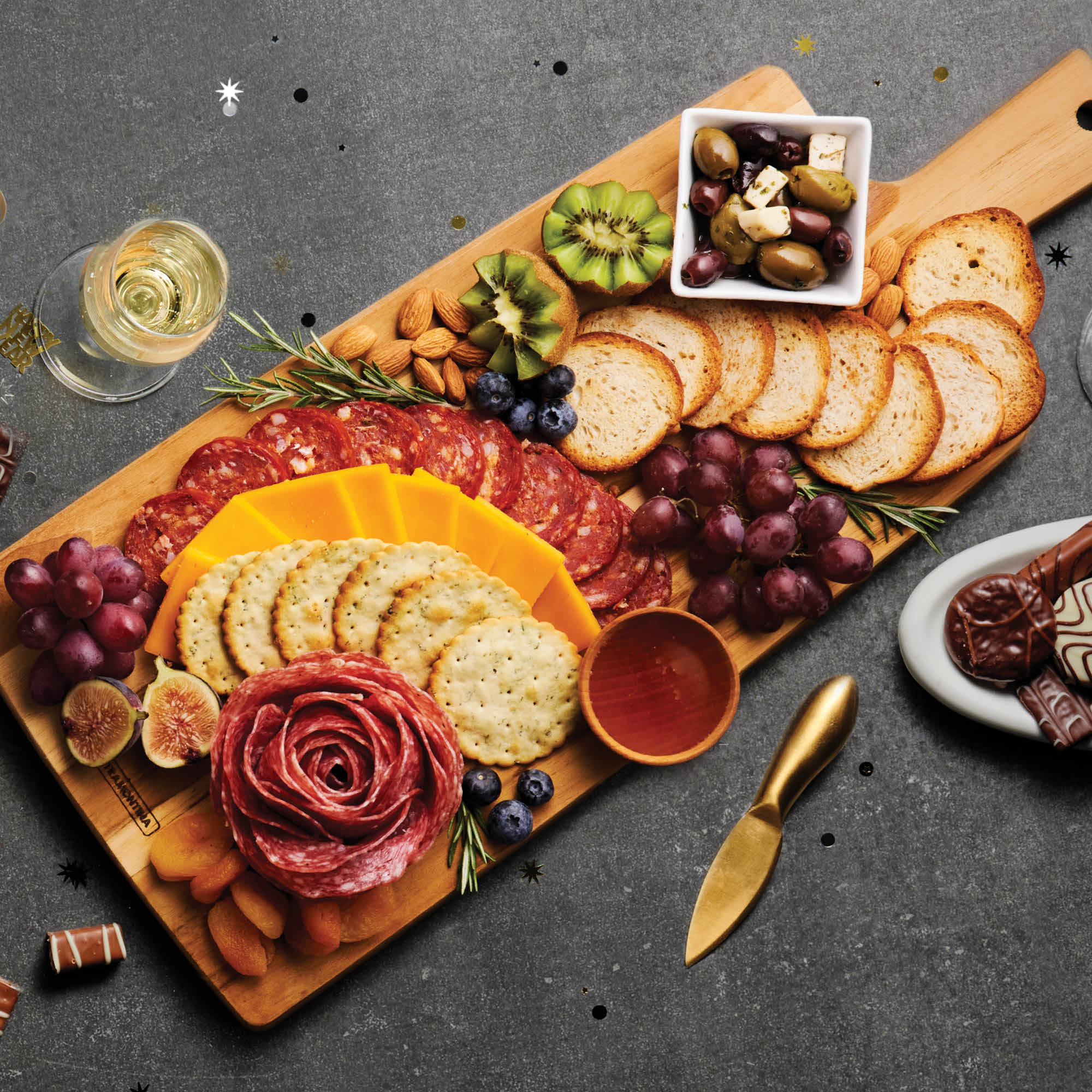tramontina-24-inch-large-teak-wood-charcuterie-board-with-handle image 3