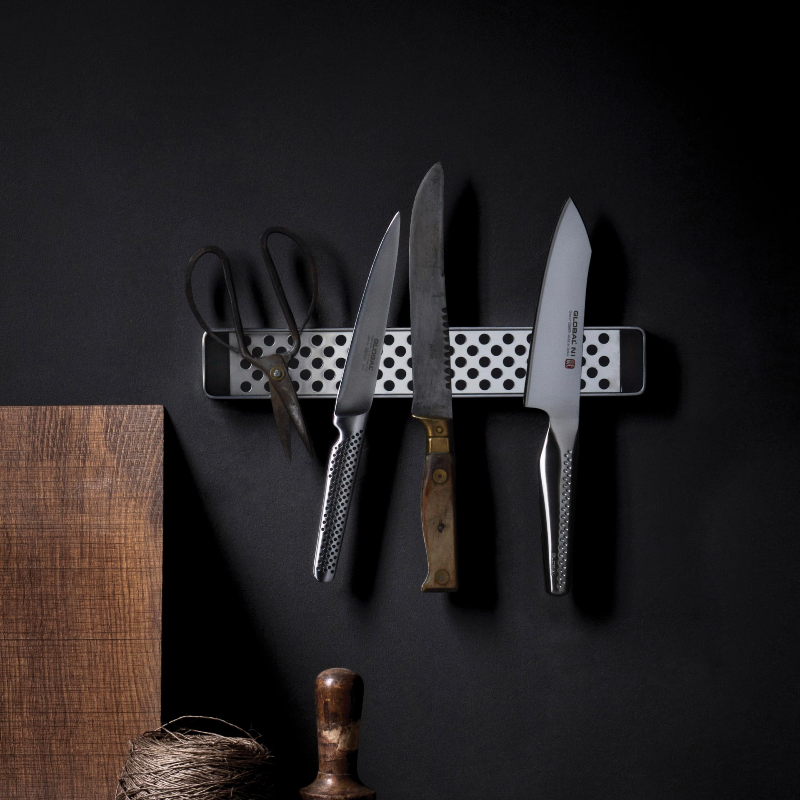 global-g-42-41-16-inch-wall-mounted-magnetic-knife-bar-stainless-steel-strong-ma image 6