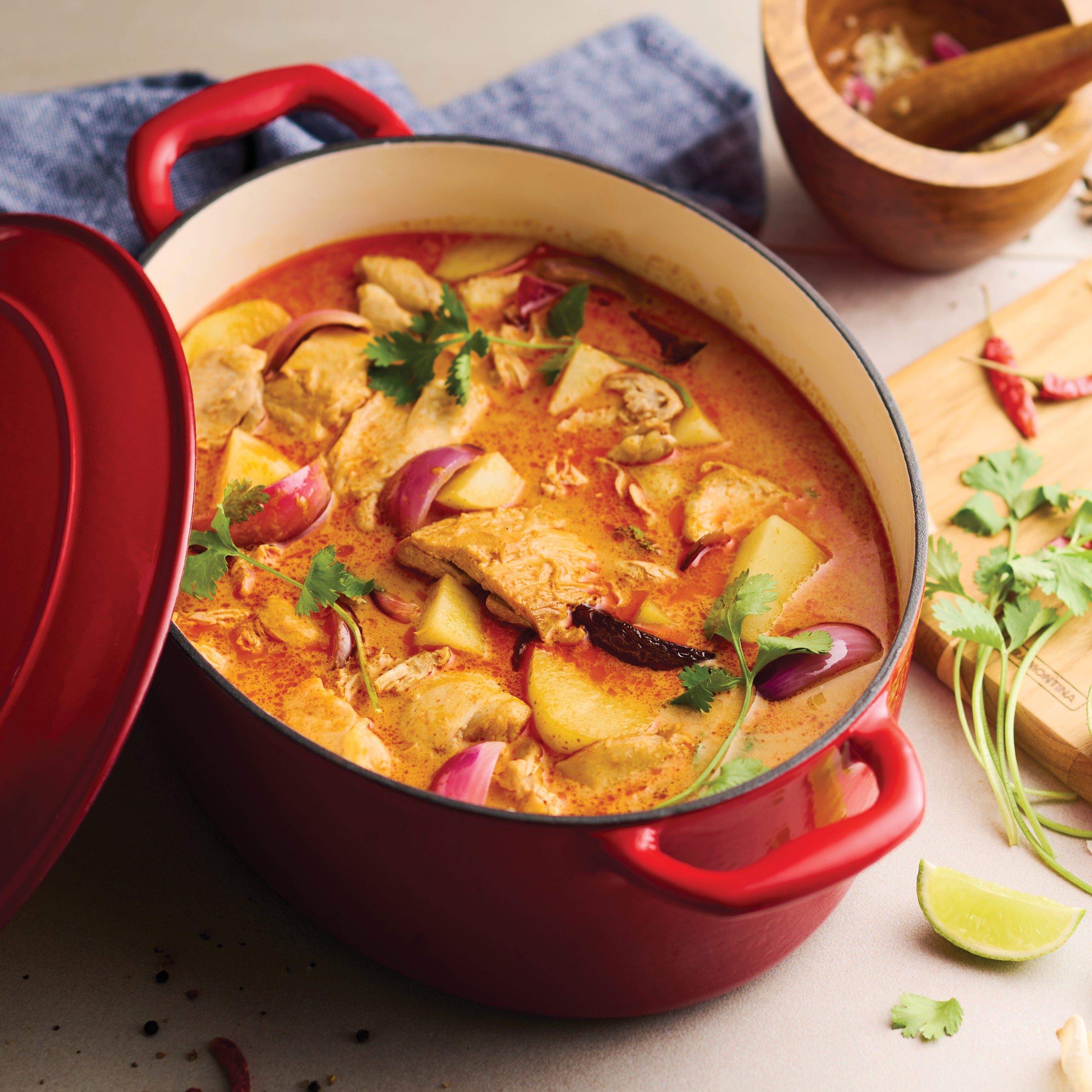 tramontina-bestow-7-qt-enameled-cast-iron-covered-oval-dutch-oven-gradated-red image 5