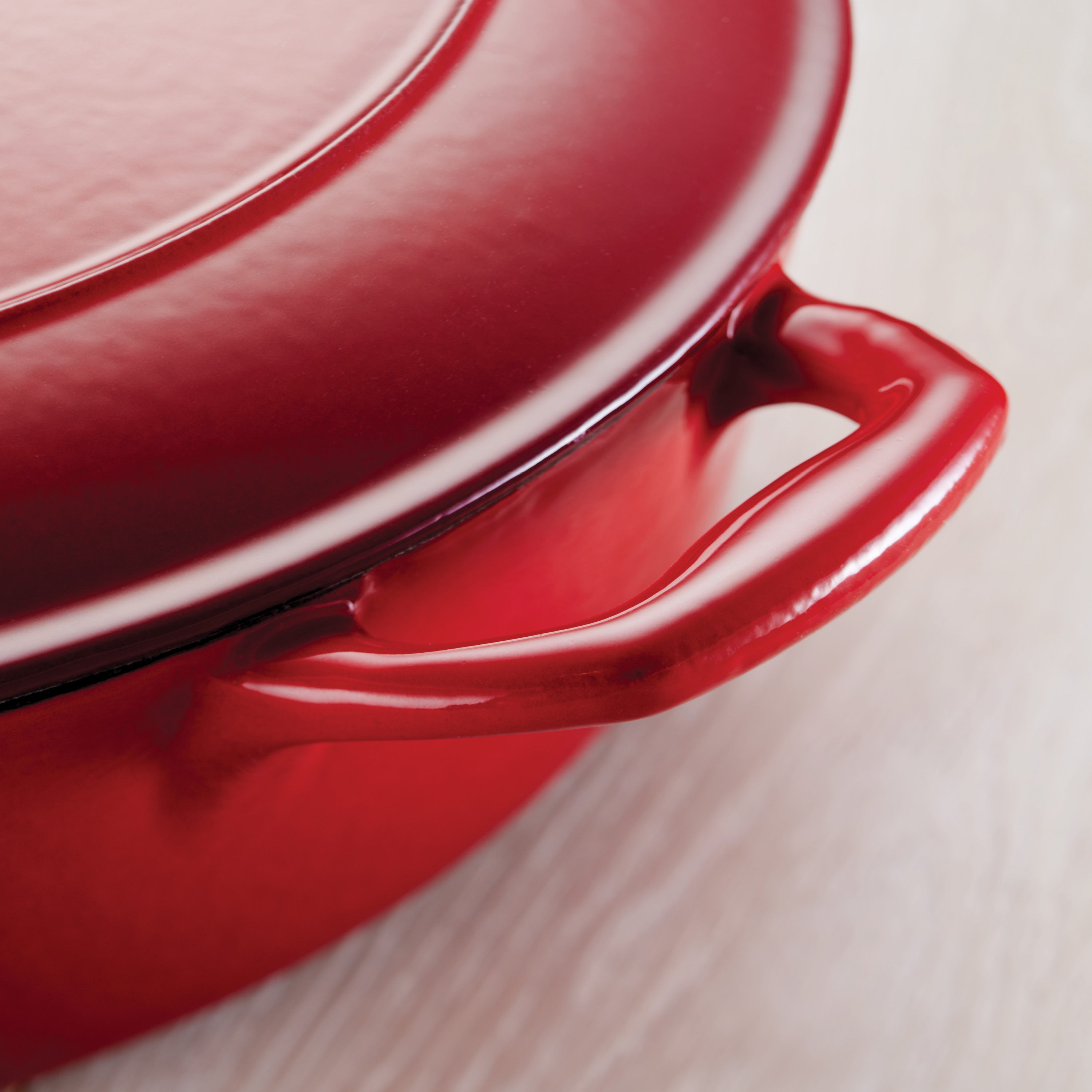 tramontina-bestow-7-qt-enameled-cast-iron-covered-oval-dutch-oven-gradated-red image 4