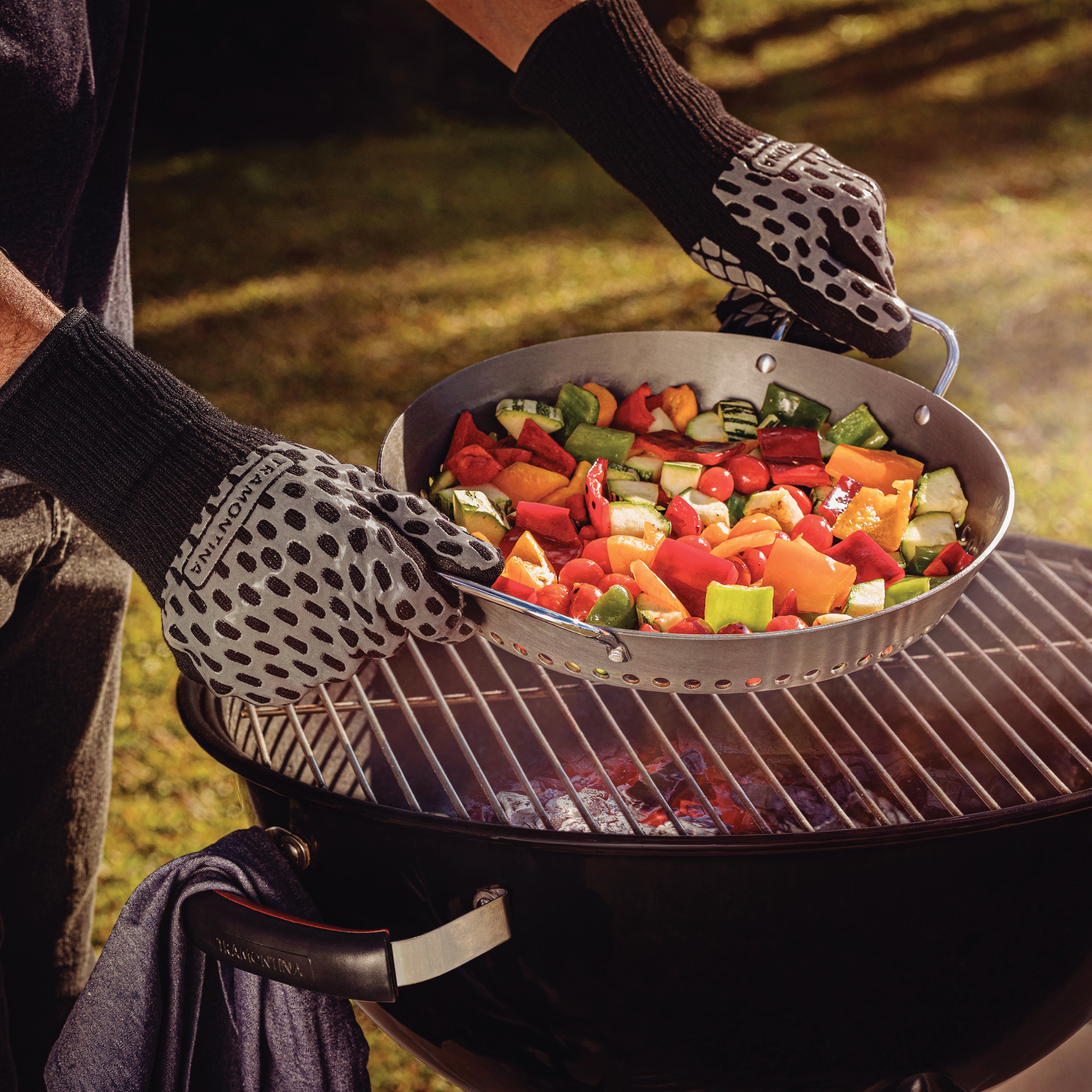 tramontina-churrasco-bbq-12-in-round-carbon-steel-grill-pan-with-vented-bottom-a image 3