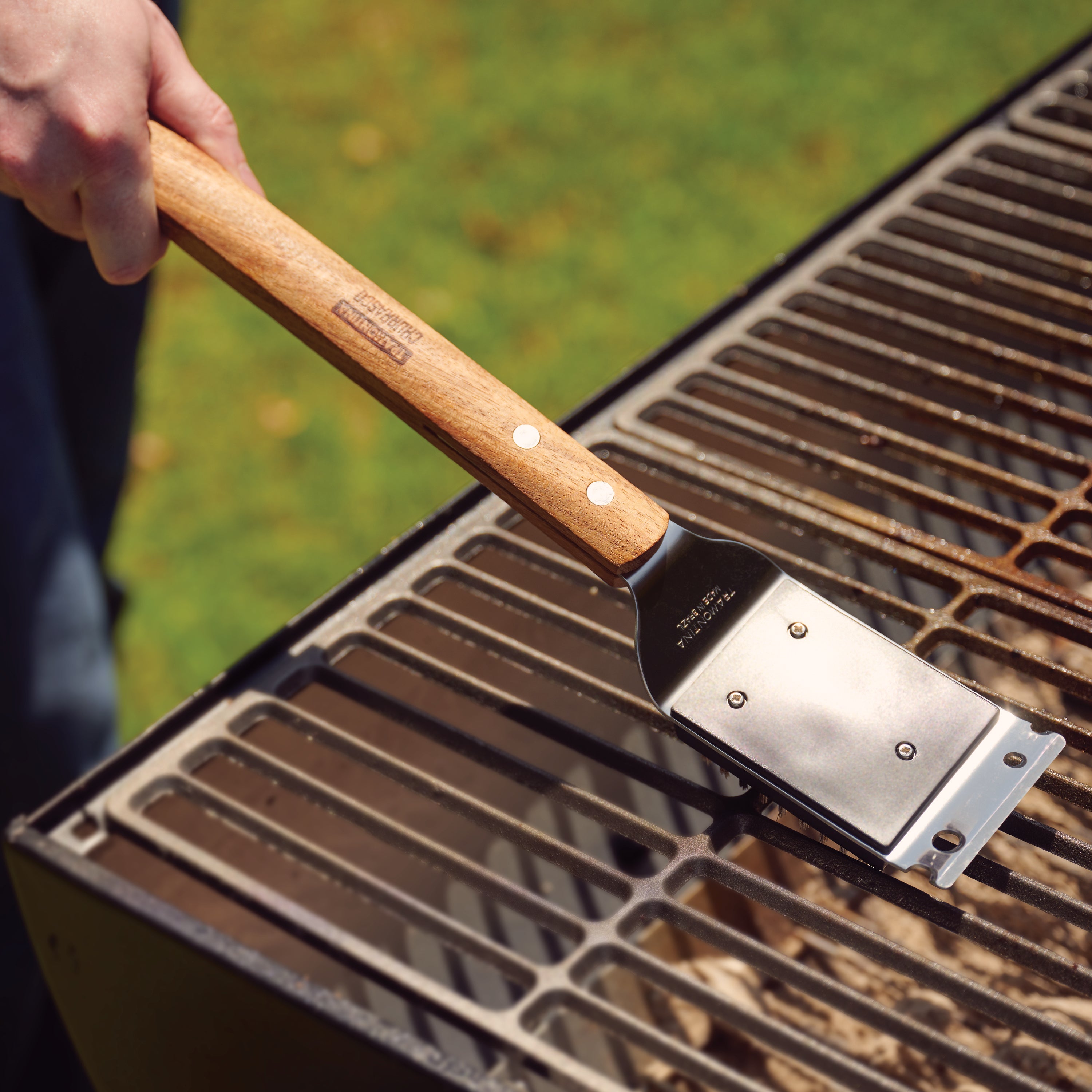 tramontina-churrasco-bbq-grill-brush-with-18-6-inch-wood-handle-stainless-steel- image 5
