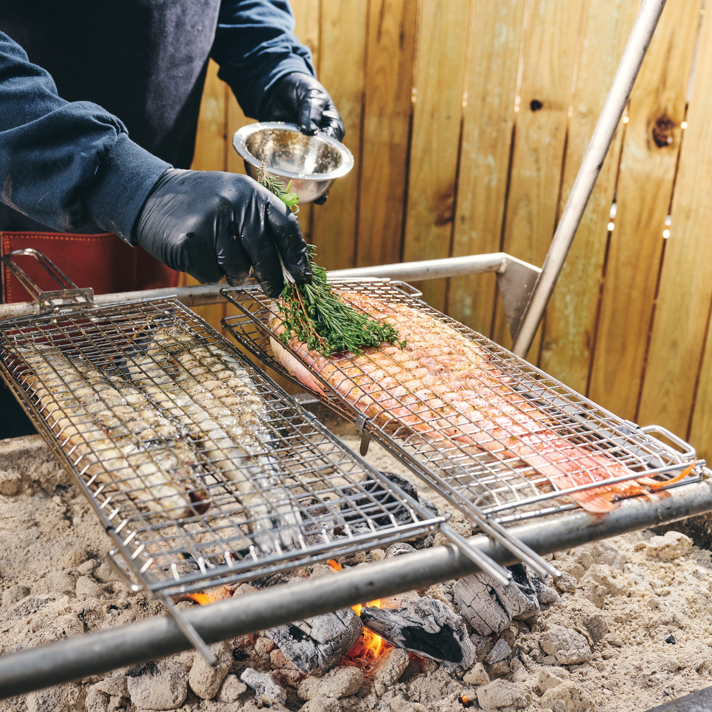 tramontina-churrasco-bbq-18-x-7-inch-stainless-steel-flat-grill-basket-with-curv image 7