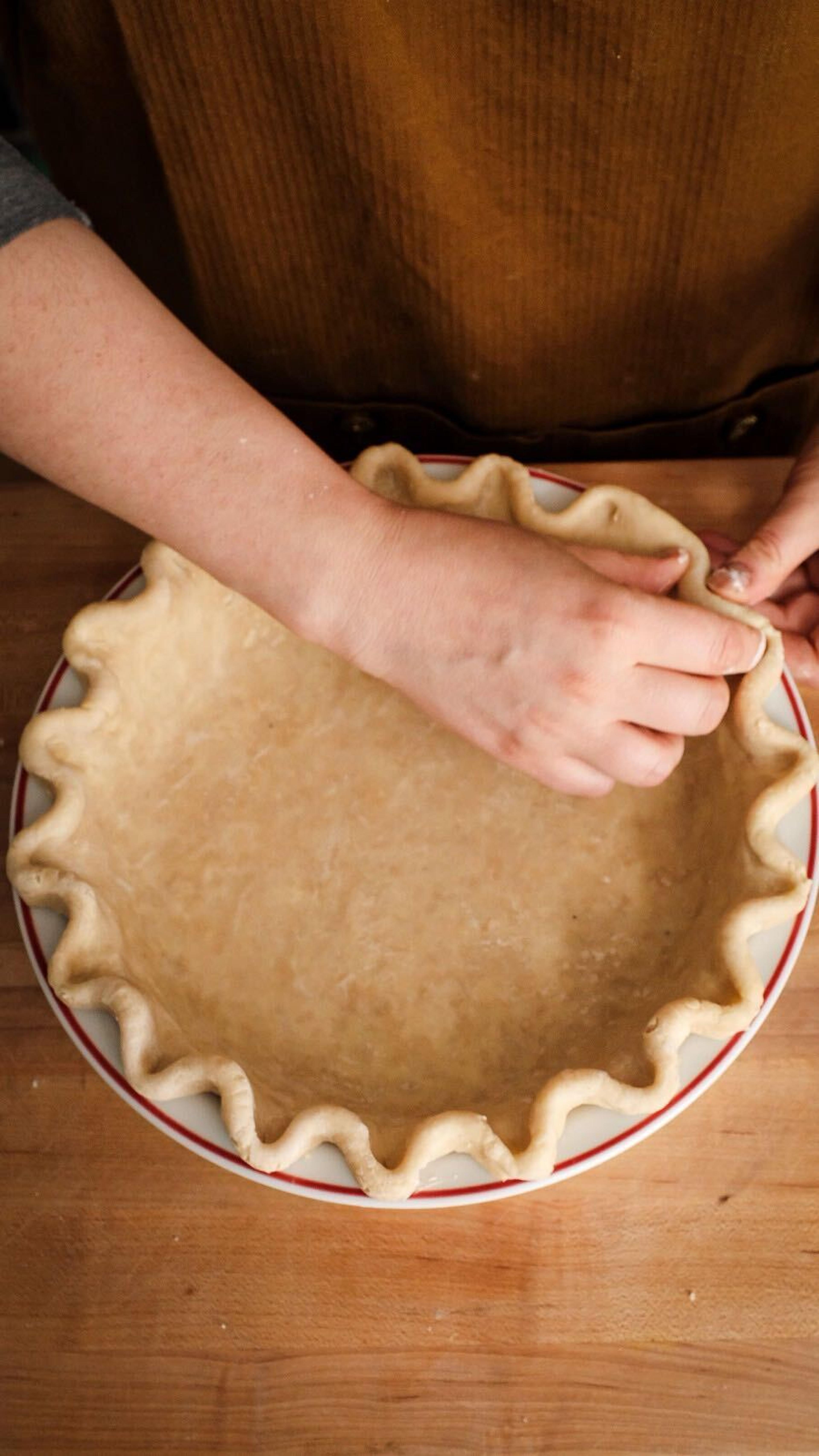 made-in-french-porcelain-pie-dish-even-baking-baking-dish-with-crispy-crust-rim image 2