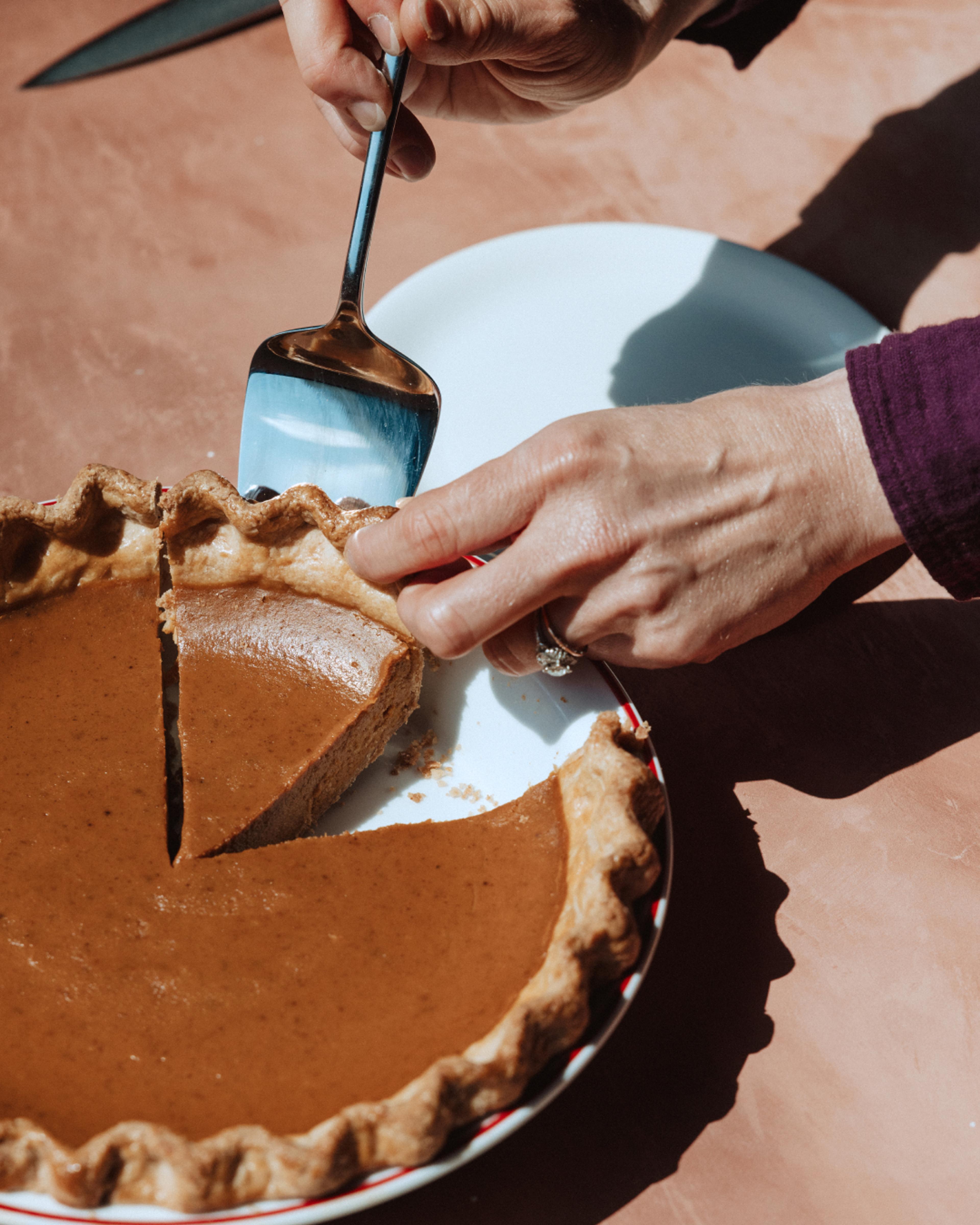 made-in-pie-server-angled-stainless-steel-dessert-server-for-clean-pie-and-cake- image 3