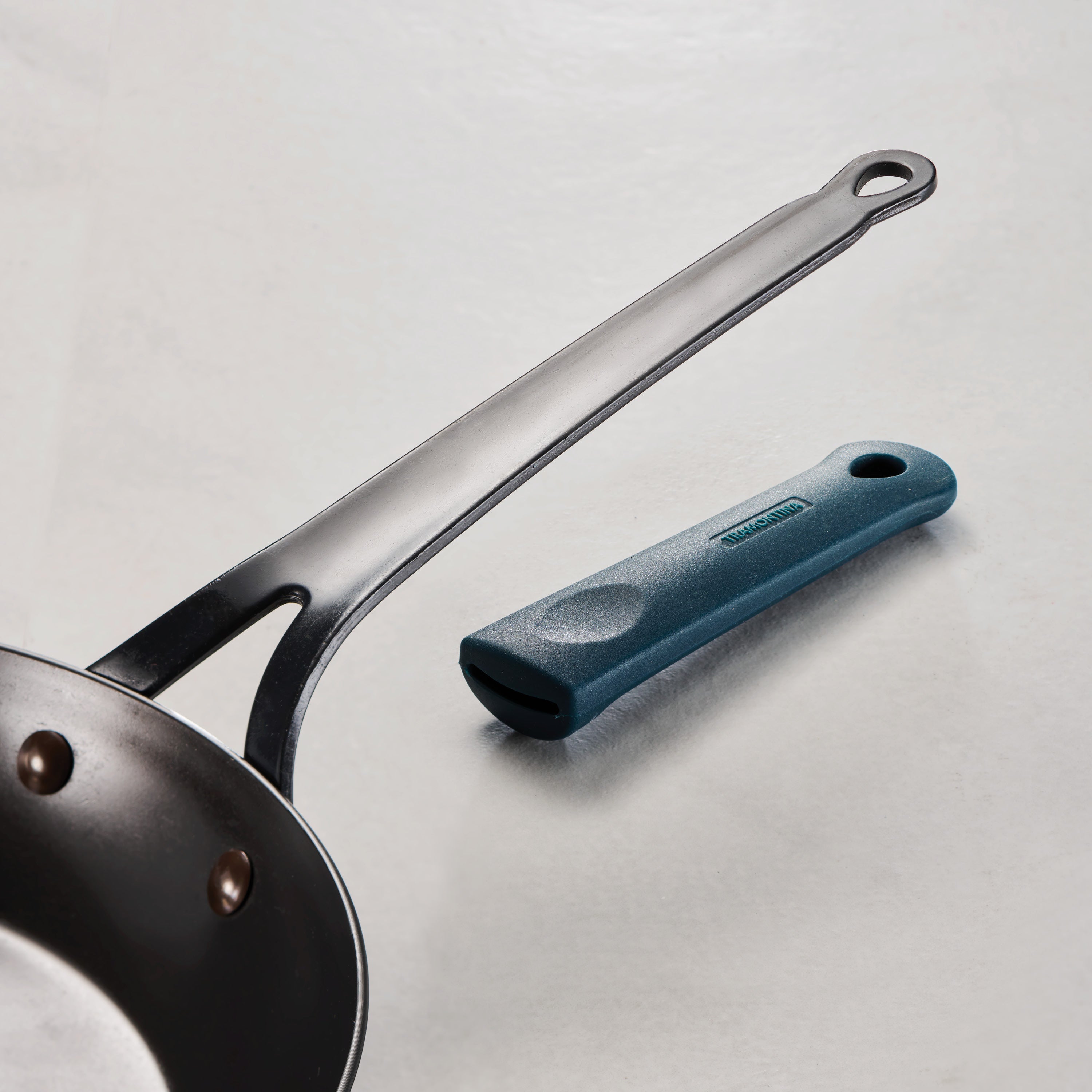 tramontina-ember-carbon-steel-fry-pan-with-silicone-grip image 5