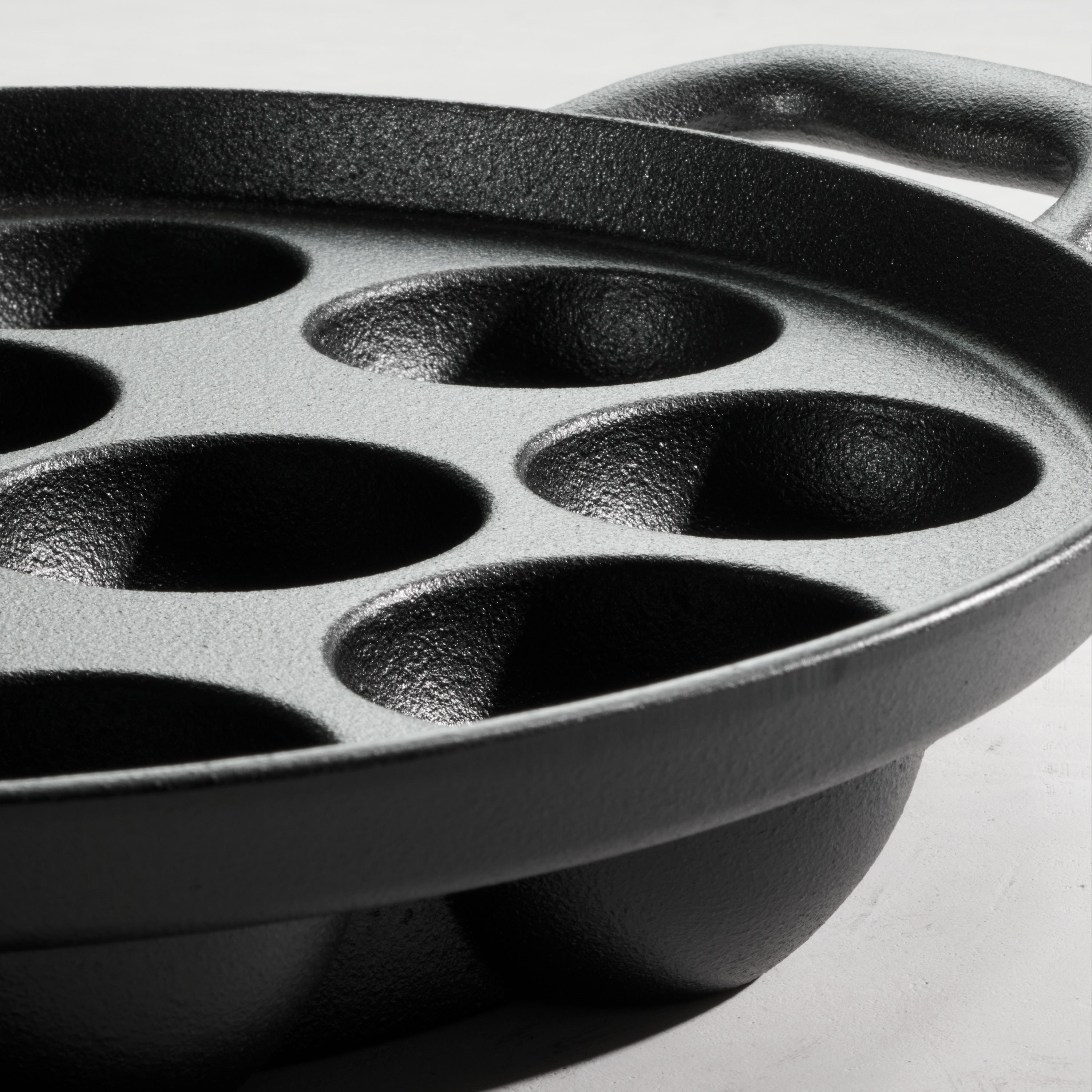 tramontina-utsava-pre-seasoned-cast-iron-paniyarrakal-pan-with-lid-disamatic-cas image 6